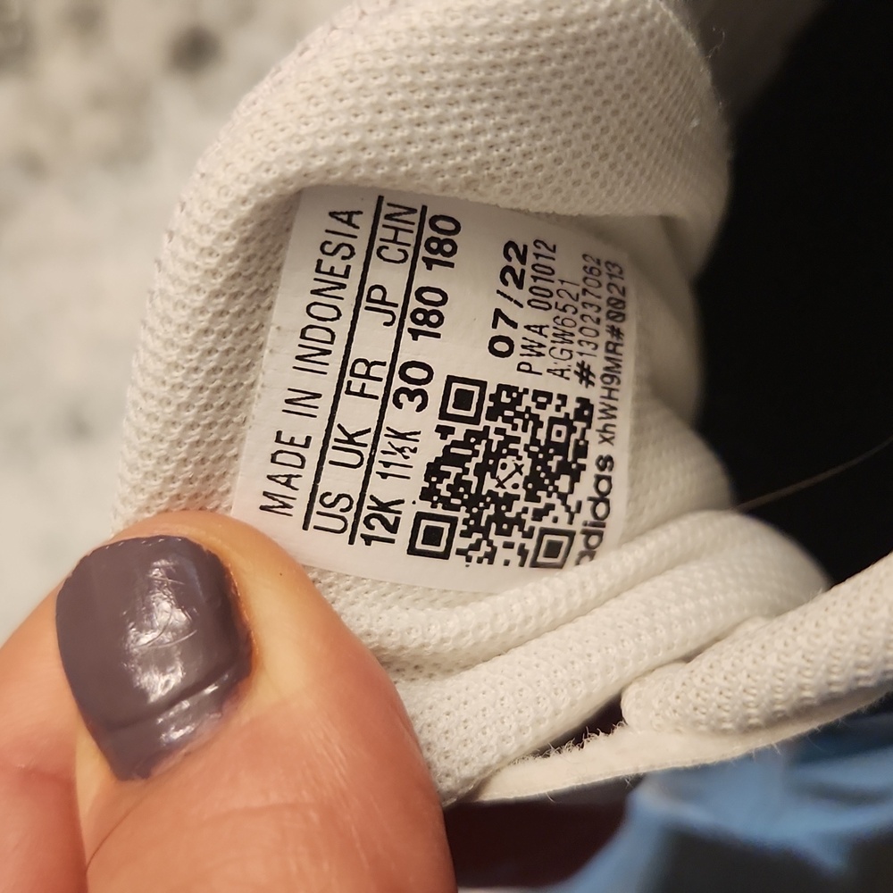 Kids Adidas Sneakers velcro shell-ish toes - Picture 3 of 3